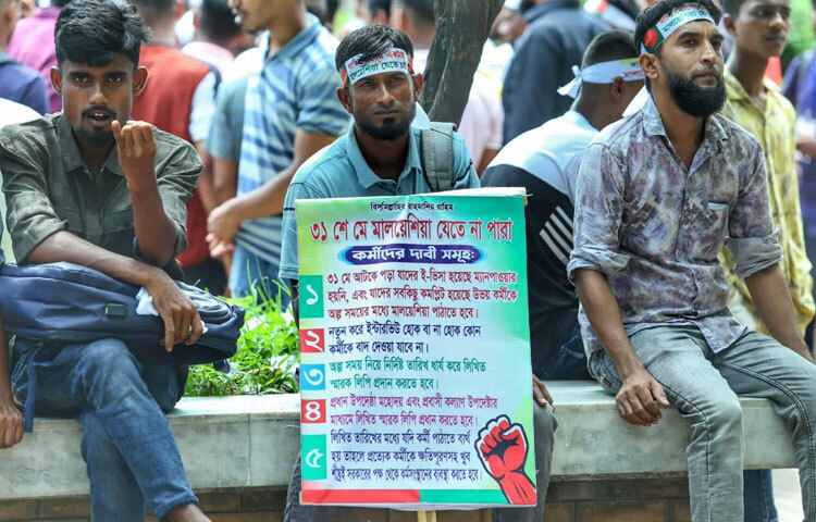 মালয়েশিয়াগামী শ্রমিকদের অভিযোগ, নানা জটিলতা আর অনিশ্চয়তার কারণে দীর্ঘদিন ধরে তাদের যাত্রা বন্ধ হয়ে আছে। নির্ধারিত সময় পেরিয়ে গেলেও ভিসা ও অন্যান্য প্রক্রিয়া সম্পন্ন হয়নি। এতে ক্ষোভে ফেটে পড়ে তারা রাজধানীর ব্যস্ততম সড়ক কাওরানবাজারে অবস্থান নিয়ে বিক্ষোভ শুরু করেন।