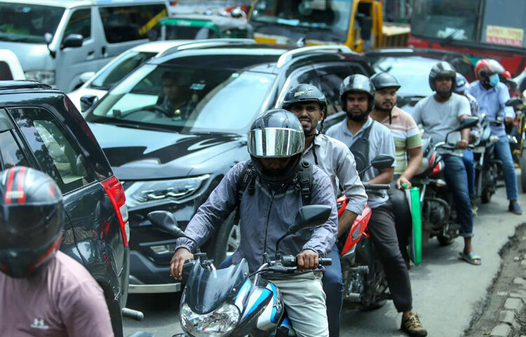 কাওরানবাজার রাজধানীর অন্যতম ব্যস্ত এলাকা। হঠাৎ বিক্ষোভে গাড়ি থেমে থাকায় জট তৈরি হয় তেজগাঁও, ফার্মগেট ও বেগুনবাড়ি পর্যন্ত। ব্যবসায়ী থেকে শুরু করে শিক্ষার্থীরাও চরম ভোগান্তির শিকার হন।