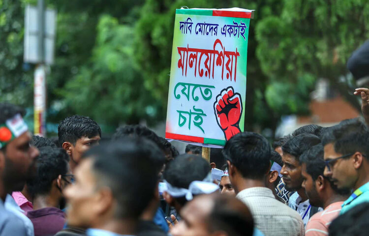 খবর পেয়ে পুলিশ ঘটনাস্থলে পৌঁছে শ্রমিকদের সরিয়ে দেয়। তবে কয়েক ঘণ্টা সড়ক অবরোধ থাকায় আশপাশের এলাকায় যান চলাচল মারাত্মকভাবে ব্যাহত হয়। অফিসগামী মানুষ থেকে শুরু করে সাধারণ যাত্রীরা ভোগান্তিতে পড়েন।
