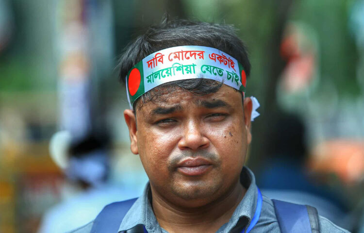 বাংলাদেশ থেকে বিপুল সংখ্যক শ্রমিক প্রতিবছর মালয়েশিয়ায় কর্মসংস্থানের জন্য যান।