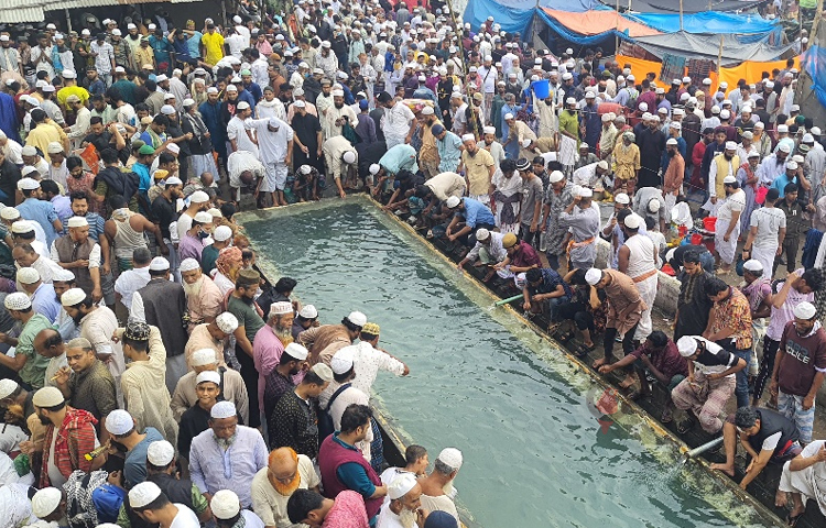 বিশ্ব ইজতেমার প্রথম দিন আজ। এদিন জুমার নামাজে অংশ নিতে লাখ লাখ মুসল্লি ইজতেমাস্থলে হাজির হন। দুপুর ১টা ৪০ মিনিটে জুমার জামাত শুরু হয়। ওই নামাজের ইমামতি করেন বাংলাদেশের মাওলানা হাফেজ মোহাম্মদ জোবায়ের। ছবি: মো. আমিনুল ইসলাম