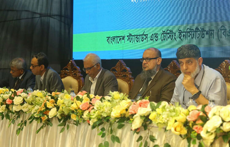 রাজধানীর কৃষিবিদ ইনস্টিটিউশন বাংলাদেশে বিশ্ব মান দিবস-২০২৫ উদযাপন উপলক্ষে আয়োজিত আলোচনায় বক্তারা বলেন, বিএসটিআই-এর অনেক ল্যাবরেটরি ইতোমধ্যে আন্তর্জাতিক মান অর্জন করেছে। সরকারি-বেসরকারি যৌথ উদ্যোগে প্রতিষ্ঠানটিকে সম্পূর্ণ আন্তর্জাতিক মানসম্পন্ন প্রতিষ্ঠানে রূপ দিতে হবে। পাশাপাশি বিএসটিআই-এর সনদ যেন অন্যান্য দেশ গ্রহণ করে, সে জন্য সরকারের বিভিন্ন দেশের সঙ্গে দ্বিপাক্ষিক চুক্তি করা প্রয়োজন। বক্তারা ভেজাল ও নকলকারীদের বিরুদ্ধে বিএসটিআইকে আরও কঠোর হওয়ার আহ্বান জানান।