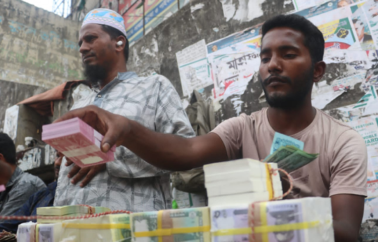 সময় যত গড়াচ্ছে, নতুন নোটের ব্যবসা তত জমে উঠছে। ছবি: মাহবুব আলম