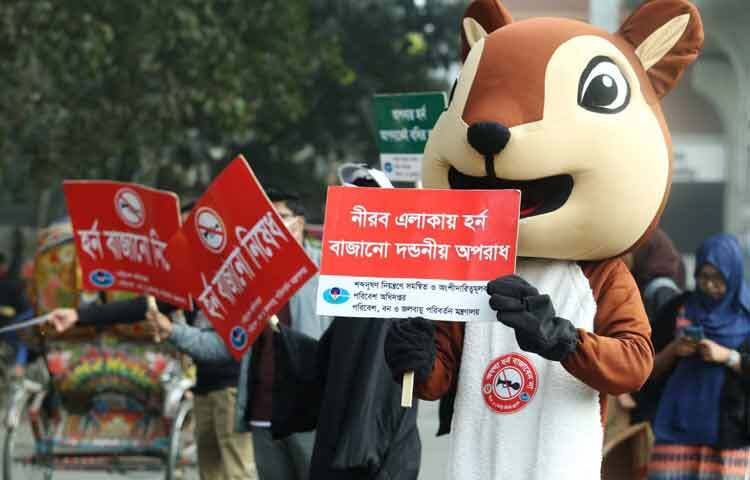 প্রতিটি ব্যস্ত পদক্ষেপের মাঝে এই তরুণরা মানুষকে বোঝাচ্ছে যে, কেবলমাত্র স্বল্প শব্দেই আমরা আমাদের শহরকে আরও বস্তুগত এবং মানসিকভাবে স্বাস্থ্যকর রাখতে পারি।