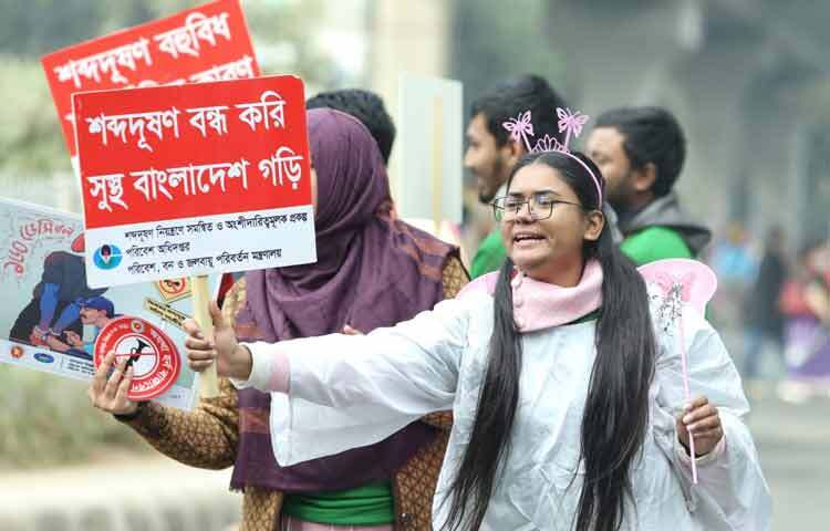 আজ টিএসসি মোড়ের ভিড়ের মাঝে দাঁড়িয়ে থাকা এই তরুণরা যেন এক অদৃশ্য সেতু, যারা শহরের কোলাহলের মাঝে মানুষকে শান্তির মূল্য বোঝাচ্ছে। তাদের ছোট এই পদক্ষেপই ভবিষ্যতের শহরকে আরও শান্তিপূর্ণ ও স্বাস্থ্যকর করার পথ দেখাচ্ছে।