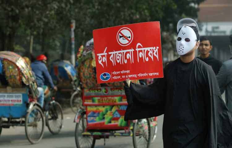 এ ধরনের সামাজিক সচেতনতা কেবল শিক্ষার্থীদের মধ্যেই সীমাবদ্ধ নয়, বরং সাধারণ পথচারীদেরও মনে করিয়ে দেয় যে শব্দদূষণ আমাদের দৈনন্দিন জীবনকে কতটা প্রভাবিত করছে। ছোট ছোট উদ্যোগই আসলে বড় পরিবর্তনের সূচনা।