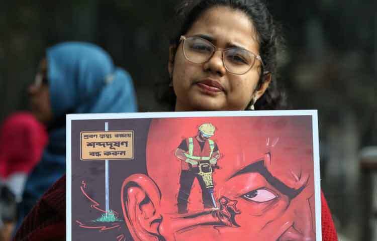 টিএসসি মোড়ের এই জায়গাটি একসময় ছিল শিক্ষার্থীদের মিলনের স্থান, কিন্তু এখন শহরের ব্যস্ততম পথগুলোর মধ্যে একটিরূপ নিয়েছে। এই ব্যস্ততম মোড়ে দাঁড়িয়ে সচেতনতার বার্তা ছড়িয়ে দেওয়া এই চ্যালেঞ্জকে উদ্দীপ্ত হয়ে গ্রহণ করেছে গ্রীন ভয়েজের সদস্যরা।