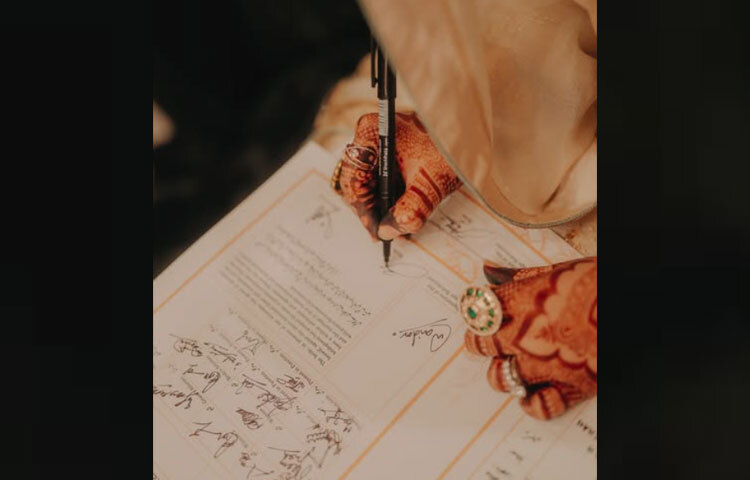 ক্যাপশনে লেখেন, ‘কবুল হ্যায় এক্স ৩’। প্রথম ছবিতে দেখা গেছে, বিয়ের কাগজে স্বাক্ষর করছেন তিনি-মেহেদি রাঙা হাতে হিরের আংটি স্পস্ট দেখা যাচ্ছে। তবে মুখ ঢেকে রেখেছেন জায়রা।