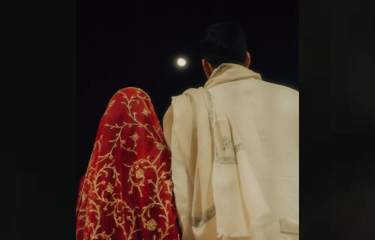 দ্বিতীয় ছবিতে দেখা যায়, পূর্ণিমার আলোয় দাঁড়িয়ে আছেন নবদম্পতি। দুজনেই ক্যামেরার দিকে পিছন ফিরেছেন। কে সেই সৌভাগ্যবান বর, তা প্রকাশ করেননি এই সাবেক অভিনেত্রী। জানা যায়নি স্বামীর নামও।