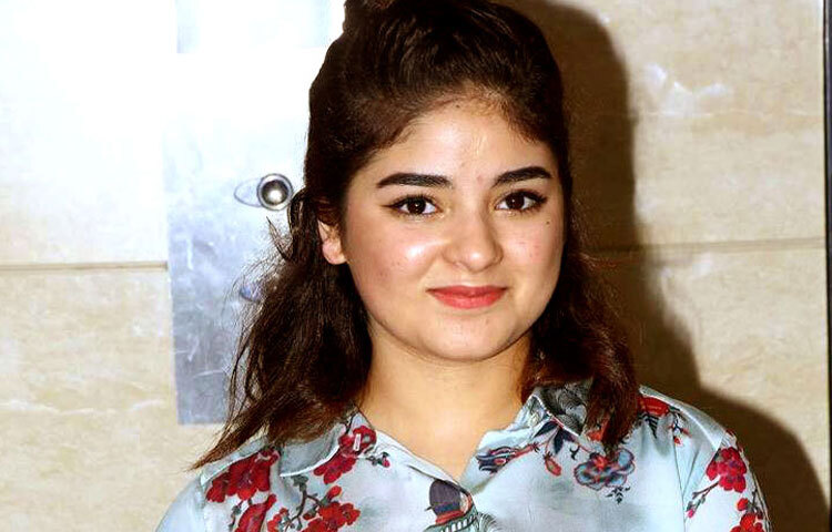 বিয়ের অনুষ্ঠানে জায়রাকে দেখা গেছে লাল রঙের ঐতিহ্যবাহী পোশাকে, তাতে সোনালি সূচিকর্মের কাজ। বলিউডের ঝলক থেকে দূরে থেকেও তার পোশাকের রুচিশীলতা নজর কেড়েছে ভক্তদের।