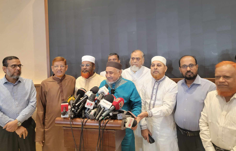 বাংলাদেশ জামায়াতে ইসলামীর নায়েবে আমির ও সাবেক সংসদ সদস্য ডা. সৈয়দ আব্দুল্লাহ মো. তাহের বলেছেন, ঐকমত্য কমিশন থেকে সরকার ও রাষ্ট্রপতির মেয়াদ চার বছর করার বিষয়ে প্রস্তাব দিয়েছে। তবে আমরা বলেছি, এটি ঠিক হবে না। এক্ষেত্রে চার বছর নয় পাঁচ বছর থাকাই ভালো হবে। ছবি: আবদুল্লাহ আল মিরাজ