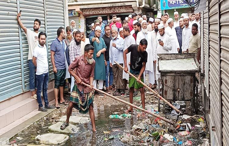 নারায়ণগঞ্জের ফতুল্লা এলাকায় জলাবদ্ধতা নিরসনে জামায়াতের উদ্যোগে পরিচ্ছন্নতা কার্যক্রম শুরু হয়েছে। ছবি: মোবাশ্বির শ্রাবণ