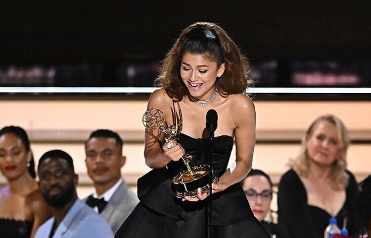 জেন্ডায়া: শক্তি, সৌন্দর্য আর আধুনিকতার এক অনন্য মিশ্রণ জেন্ডায়া। লালগালিচা থেকে শুরু করে সাধারণ দিনের পোশাক প্রতিটি লুকেই তিনি আত্মবিশ্বাসকে তুলে ধরেন আলাদা শিল্পে। স্পাইডারম্যান সিরিজের পর তার খ্যাতি বহু গুণ বৃদ্ধি পেয়েছে। অভিনয়, স্টাইল, ব্যক্তিত্ব সব মিলিয়ে তিনি আজকের প্রজন্মের ফ্যাশন আইকন।