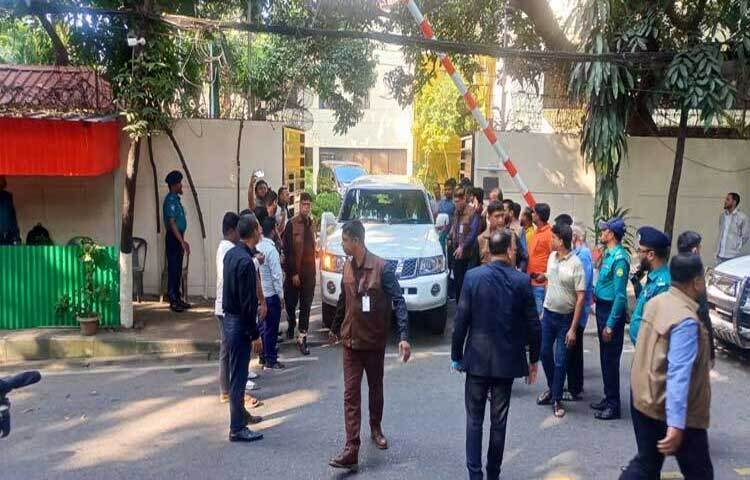 ঢাকায় অবস্থিত মার্কিন দূতাবাসে পৌঁছেছেন বিএনপি চেয়ারপারসন বেগম খালেদা জিয়া। বুধবার দুপুর ২টা ২০ মিনিটে তিনি তার বাসভবন থেকে রওয়ানা দেন। ছবি: খালিদ হোসেন