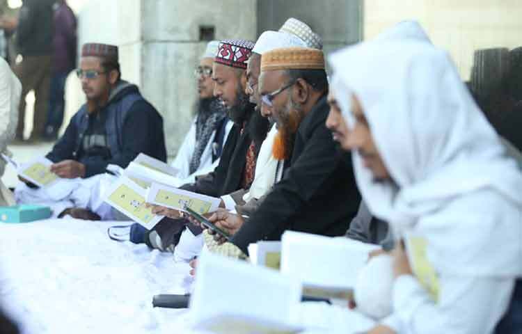 খালেদা জিয়াকে দাফনের দ্বিতীয় দিনেও সমাধি এলাকায় কড়া নিরাপত্তার ব্যবস্থা করা হয়েছে। জিয়া উদ্যানের মূল এলাকায় কাউকেই প্রবেশ করতে দেওয়া হচ্ছে না। ভেতরে পবিত্র কুরআনের খতম পাঠ করছেন বেশ কয়েকজন হাফেজ। ছবি: মাহবুব আলম