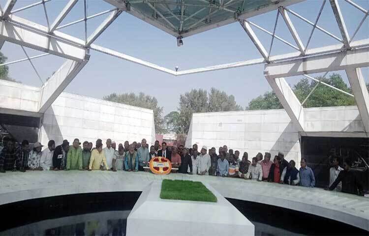 বিএনপির প্রতিষ্ঠাতা প্রয়াত রাষ্ট্রপতি জিয়াউর রহমানের সমাধিতে শ্রদ্ধা নিবেদন করেছেন ইন্টার স্টেট বিএনপি-ইউএসএ নেতাকর্মীরা।