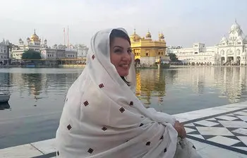 ভারত ভ্রমণের সময় স্বর্ণমন্দিরের সামনে রেহাম।