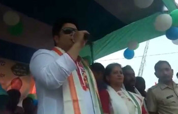 তৃণমূলের হয়ে প্রচার করেছেন বাংলাদেশের নাগরিক ফেরদৌস। এনিয়ে রাজ্য সরকারের কাছে রিপোর্ট তলব করেছে ভারতের স্বরাষ্ট্রমণালয়। ভারতের নির্বাচনে বিদেশি নাগরিককে কেন ব্যবহার করা হলো, তা জানতে চাওয়া হয়েছে।