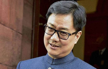কিরেন রিজিজু এবং নবম তুকি: অরুণাচল পশ্চিম কেন্দ্র থেকে দাঁড়িয়েছেন কেন্দ্রীয়মন্ত্রী তথা বিজেপি নেতা কিরেন রিজিজু। তার প্রতিদ্বন্দ্বী অরুণাচলের সাবেক মুখ্যমন্ত্রী নবম তুকি।