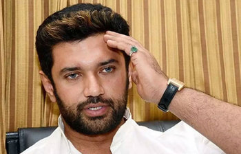 চিরাগ পাসওয়ান: কেন্দ্রীয়মন্ত্রী রামবিলাস পাসওয়ানের পুত্র তথা লোক জনশক্তি পার্টির নেতা চিরাগের ভাগ্য নির্ধারণ হচ্ছে আজ। বিহারের জামুই কেন্দ্রে তিনি দাঁড়িয়েছেন।