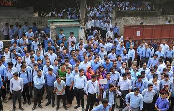 প্রাণ-আরএফএল গ্রুপের নিজস্ব চৌকস ফায়ার মার্শাল সদস্যরা এ মহড়া পরিচালনা করেন। মহড়া শেষে কীভাবে অগ্নিনির্বাপক যন্ত্র ব্যবহার করে আগুন নিয়ন্ত্রণে আনা যায়, তাৎক্ষণিক মুহূর্তে কী করণীয় ইত্যাদি বিষয় কর্মকর্তা-কর্মচারীদের সামনে তারা তুলে ধরেন। ছবি: মাহবুব আলম