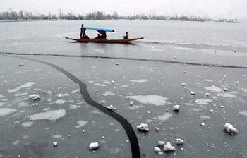 বরফের আস্তরণে ঢাকা মোহময়ী ডাল লেক।