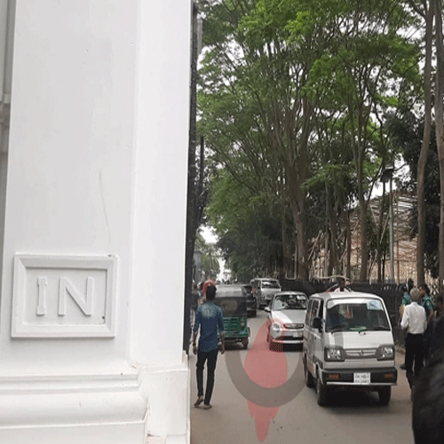 কঠোর নিরাপত্তায় সুপ্রিম কোর্টে ঢুকছেন আইনজীবী ও বিচারপ্রার্থীরা