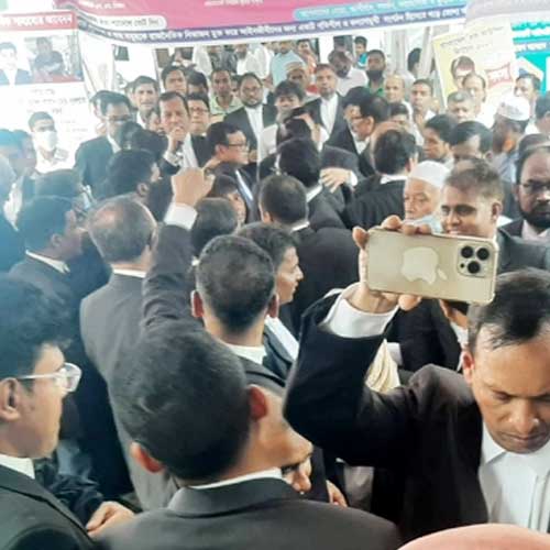 সুপ্রিম কোর্ট প্রাঙ্গণে বিএনপিপন্থি আইনজীবীদের বিক্ষোভ