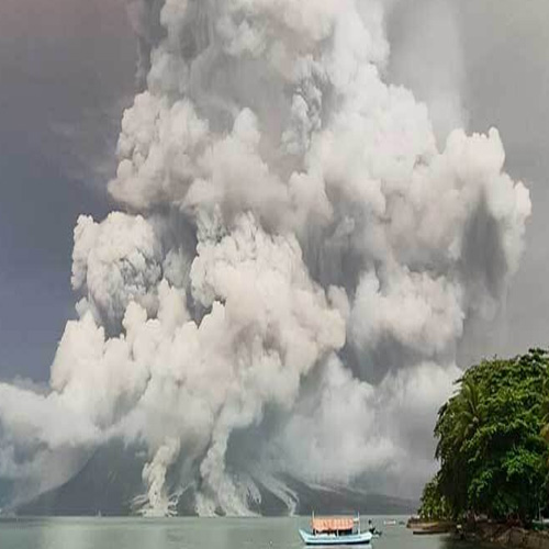 ইন্দোনেশিয়ায় অগ্ন্যুৎপাত, সুনামির ভয়ে ঘর ছাড়ছে হাজার হাজার মানুষ