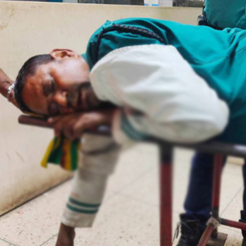 ট্রাফিক সদস্যের মাথা ফাটালেন ময়লার গাড়িচালক