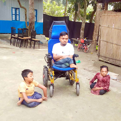 নিজে চলতে না পারলেও পরিবারের হাল ধরতে চান জাকারিয়া