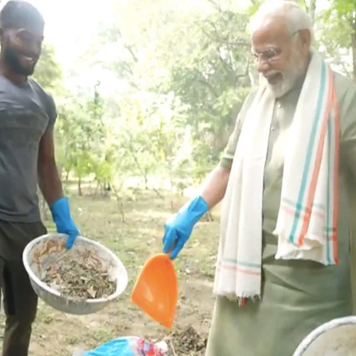 ঝাড়ু-বেলচা নিয়ে ময়লা সাফ করছেন নরেন্দ্র মোদী, ভিডিও ভাইরাল