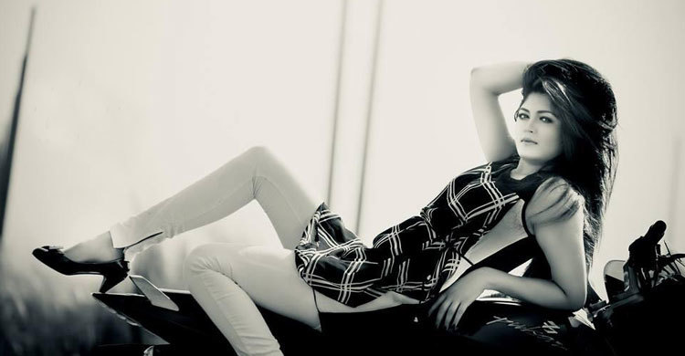 নতুন ছবিতে মৌসুমী হামিদ (দেখুন ছবিতে)