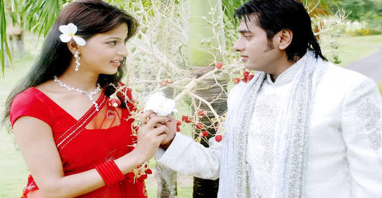 ছেলেকে নিয়ে ঢাকায় ফিরেছেন অনন্ত-বর্ষা