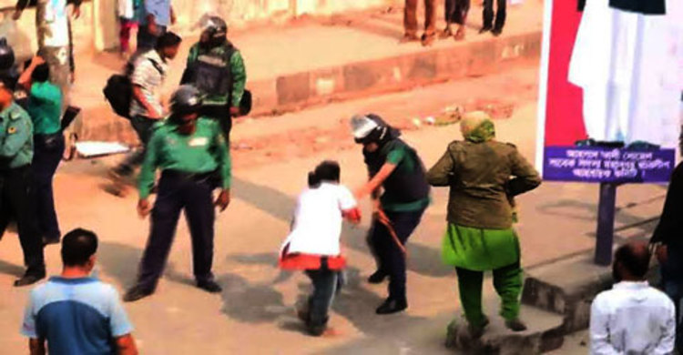 বরিশালে শিক্ষার্থীদের উপর লাঠিচার্জ :  ৪ পুলিশ সদস্য বরখাস্ত