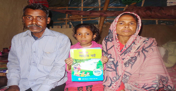 সরকারের বিনামূল্যের পাঠ্যবই নিতে হলো ৬০ টাকা দিয়ে 