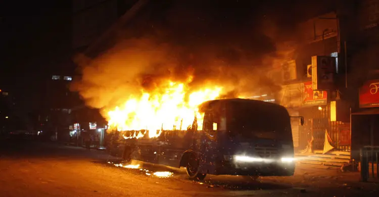 পল্টনে যাত্রীবাহি বাসে আগুন