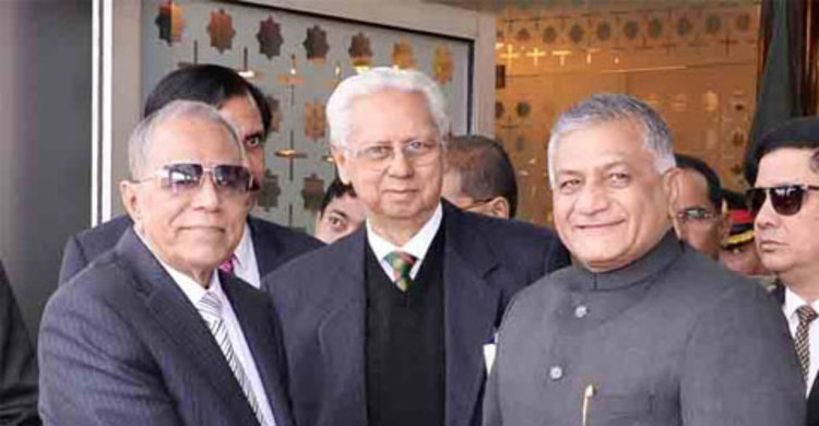 মহাত্মা গান্ধীর সমাধিতে রাষ্ট্রপতির পুষ্পস্তবক অর্পণ