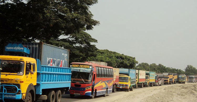 ঢাকা-চট্টগ্রাম মহাসড়কে দীর্ঘ যানজট