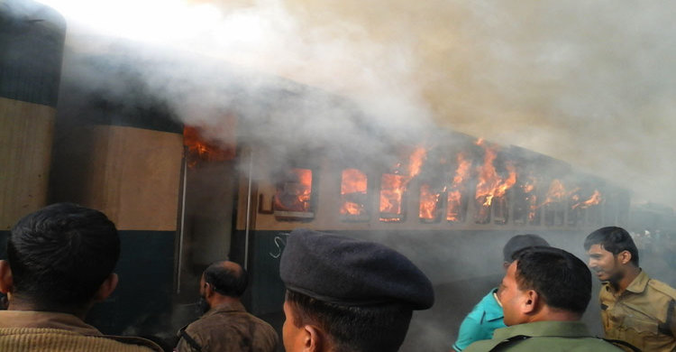 কমলাপুরে ট্রেনের বগিতে আগুন