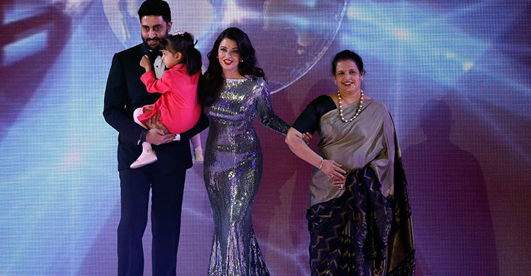 স্বামী-মা-মেয়েকে নিয়ে মিস ওয়ার্ল্ডের মঞ্চে ঐশ্বরিয়া