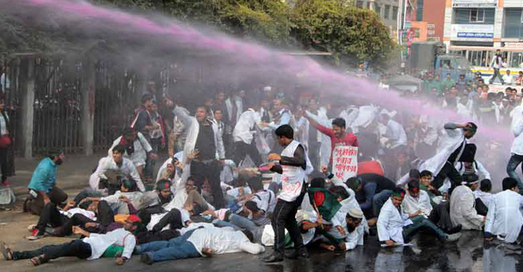 শিক্ষার্থী-পুলিশ সংঘর্ষে আহত ২০