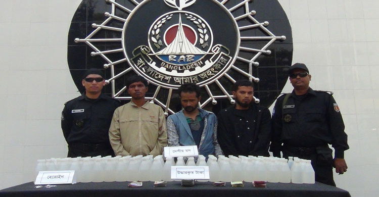 রাজধানীতে মদ, হেরোইনসহ আটক ৩