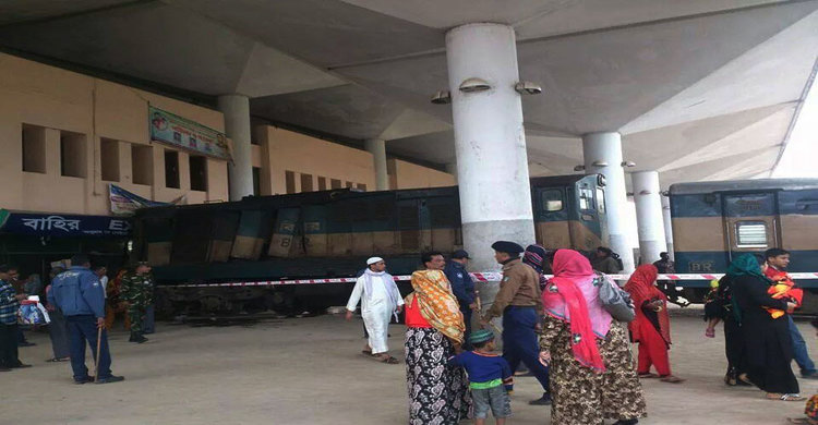 স্টেশনের অফিসে ঢুকে গেল ট্রেন
