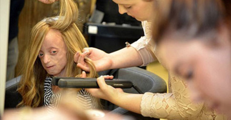 মৃত্যুপথযাত্রী কিশোরীর সোনালি চুলের শখপূরণ