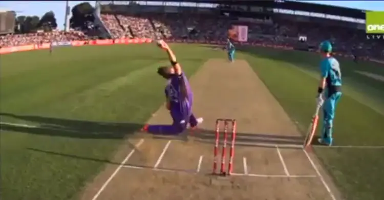 অভিষেক ম্যাচে প্রথম বল করতে গিয়েই বিপত্তি (ভিডিও)