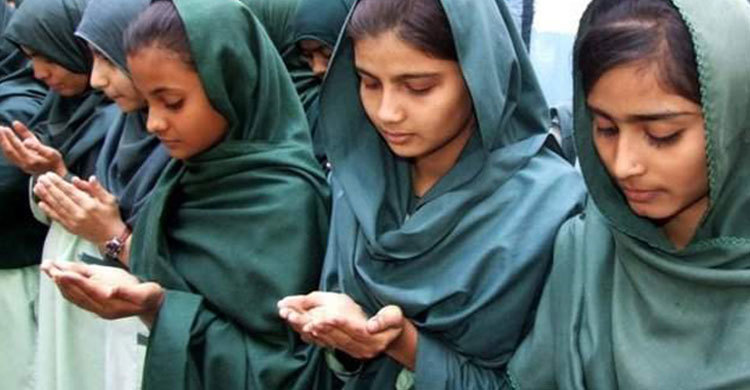 পেশোয়ার : সময় গেলেও কাটেনি আতঙ্ক