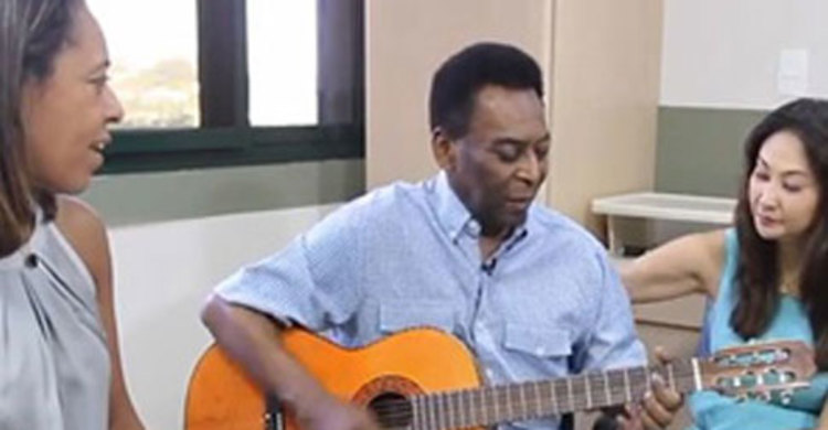 গিটার হাতে পেলে (ভিডিও)