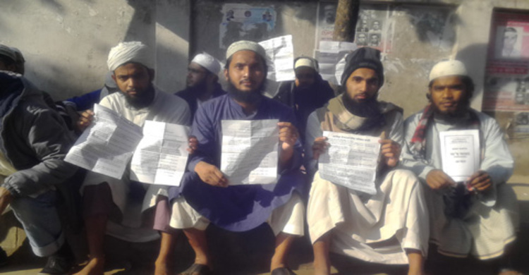 রমনা থানার সামনে তাবলিগ কর্মীদের অবস্থান
