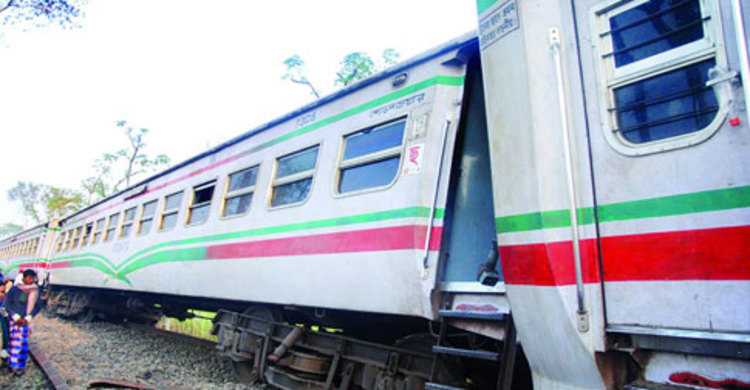 রাজশাহী এক্সপ্রেস লাইনচ্যুত : উত্তরবঙ্গে ট্রেন যোগযোগ বন্ধ